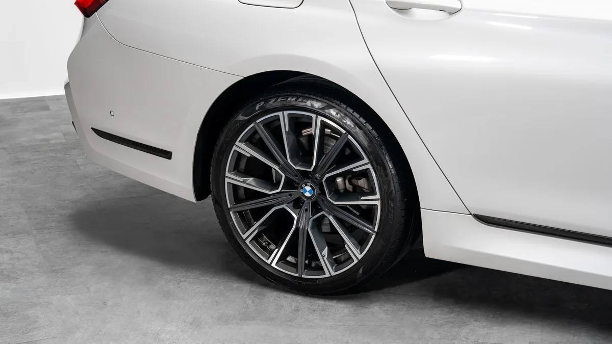 2021 BMW 730Li angeboten von einem Fachhändler in Dubai, Vereinigte Arabische Emirate, Foto 24 von 25