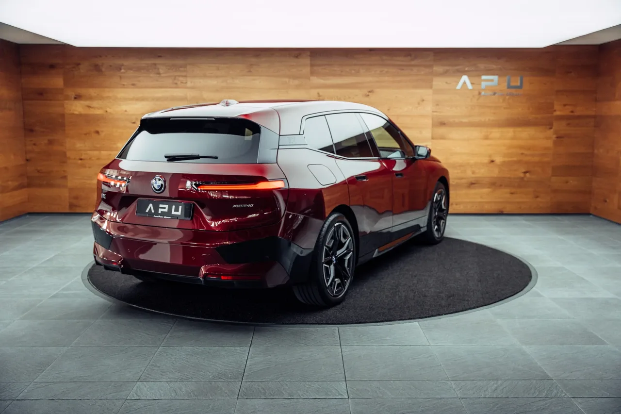 2021 BMW iX proposée par un concessionnaire spécialisé à Uznach, Suisse, photo principale