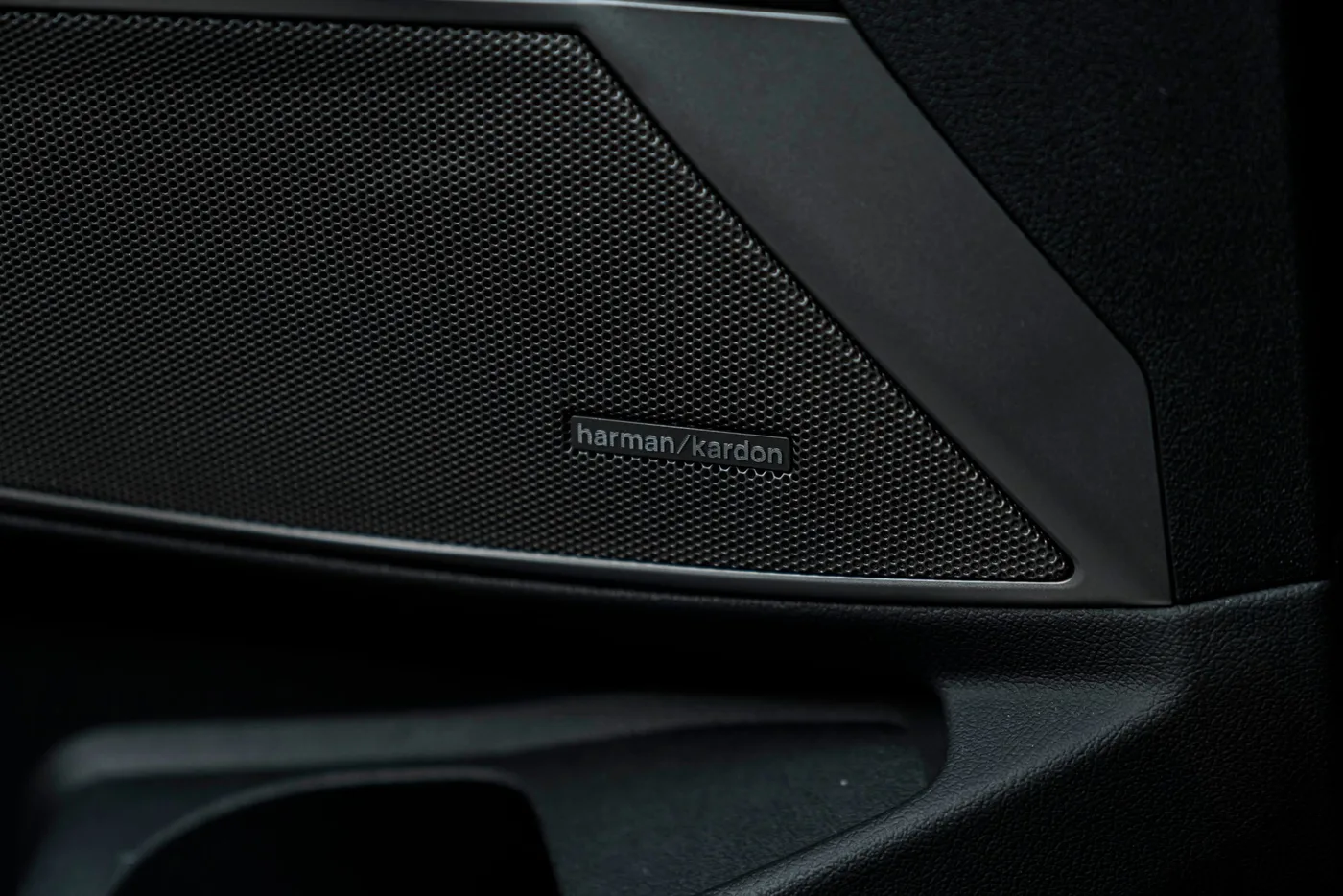 2021 BMW M3 manual proposée par un concessionnaire spécialisé à Bratislava, Slovaquie, photo 14 sur 15