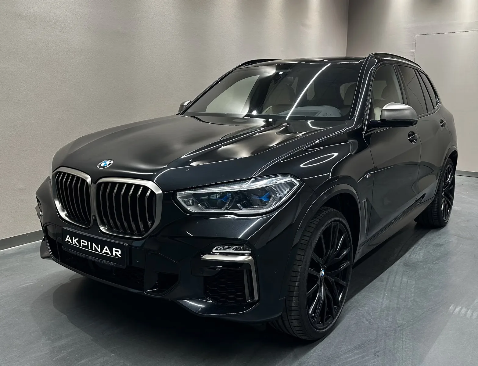 2021 BMW X5 M50i proposée par un concessionnaire spécialisé à Holzgerlingen, Allemagne, photo principale