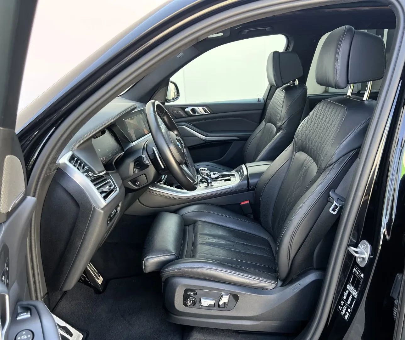 2021 BMW X5 M50i, 3/28
