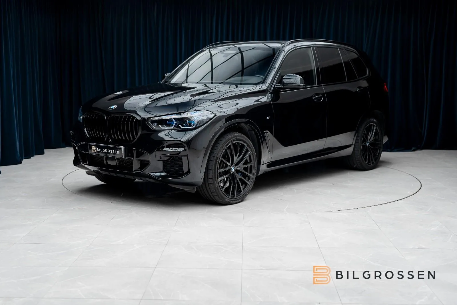 2021 BMW X5 xDrive40d M Sport proposée par un concessionnaire spécialisé à Täby, Suède, photo principale
