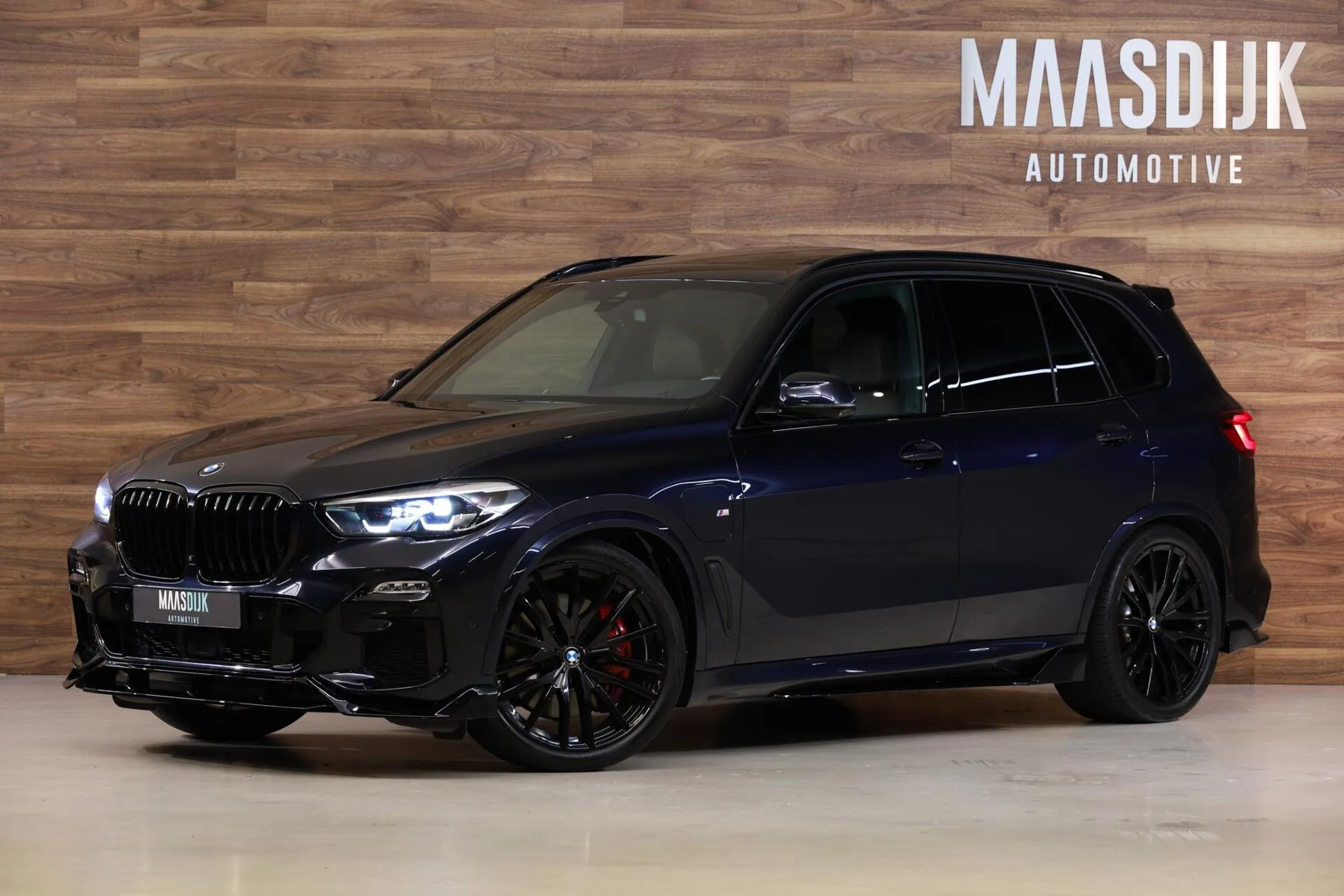 2021 BMW X5 xDrive45e en un concesionario especializado de Werkendam, Países Bajos, foto principal