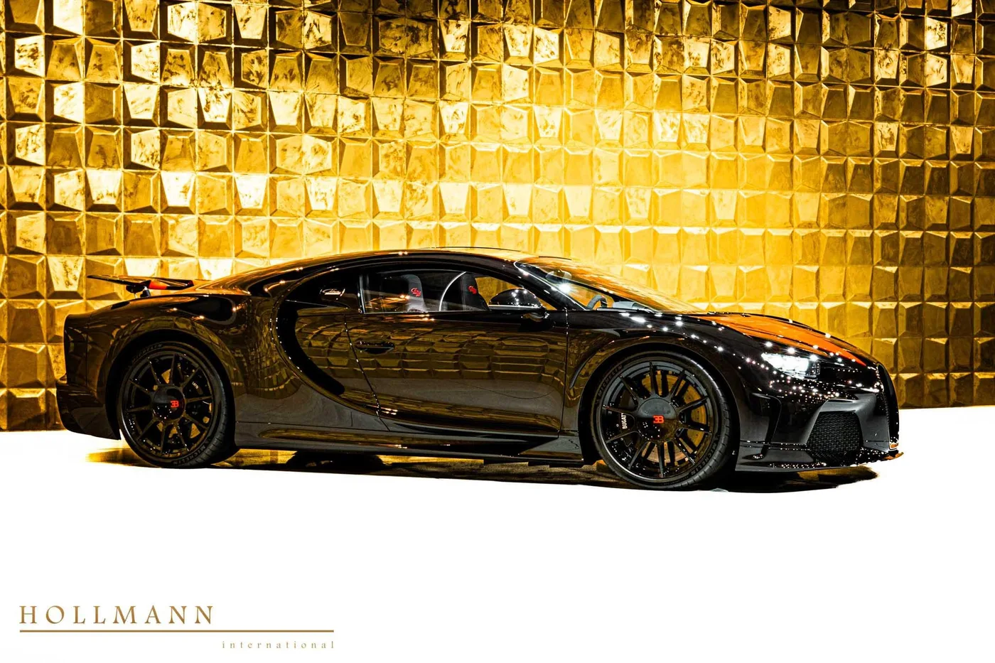 2021 Bugatti Chiron Super Sport 300+ offered by a specialist dealer in Stuhr, Germany, photo 3 of 8