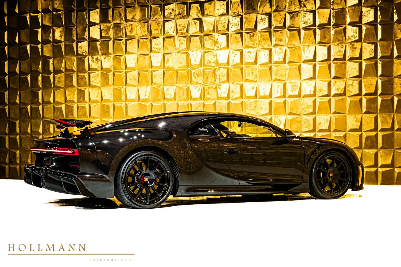 2021 Bugatti Chiron Super Sport 300+ offered by a specialist dealer in Stuhr, Germany, photo 4 of 8