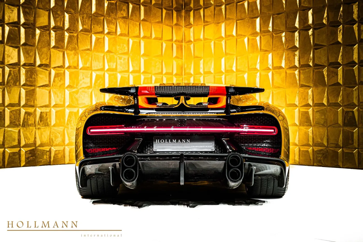 2021 Bugatti Chiron Super Sport 300+ offered by a specialist dealer in Stuhr, Germany, photo 6 of 8