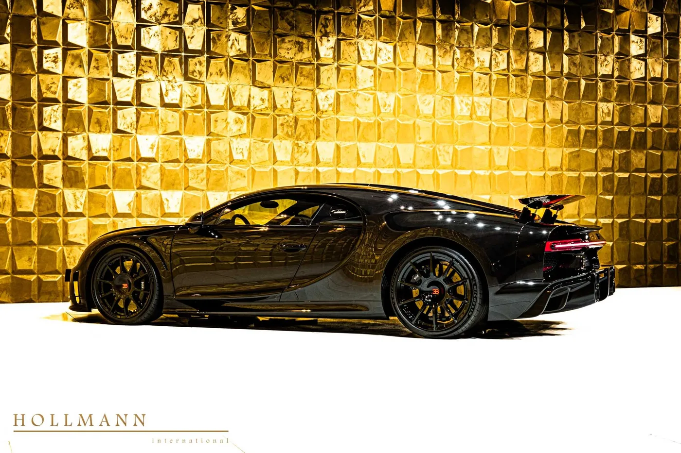 2021 Bugatti Chiron Super Sport 300+ offered by a specialist dealer in Stuhr, Germany, photo 7 of 8