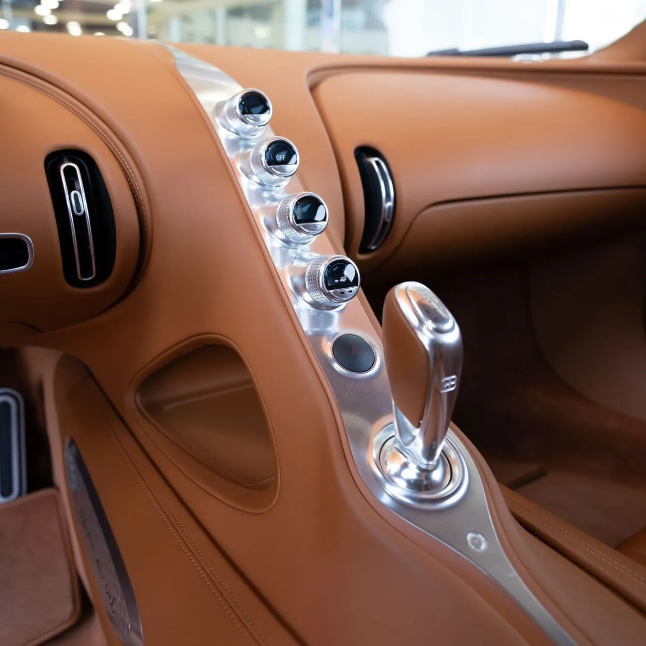 2021 Bugatti Chiron Les Légendes du Ciel, 1 of 20 angeboten von einem Fachhändler in Dubai, Vereinigte Arabische Emirate, Foto 19 von 29