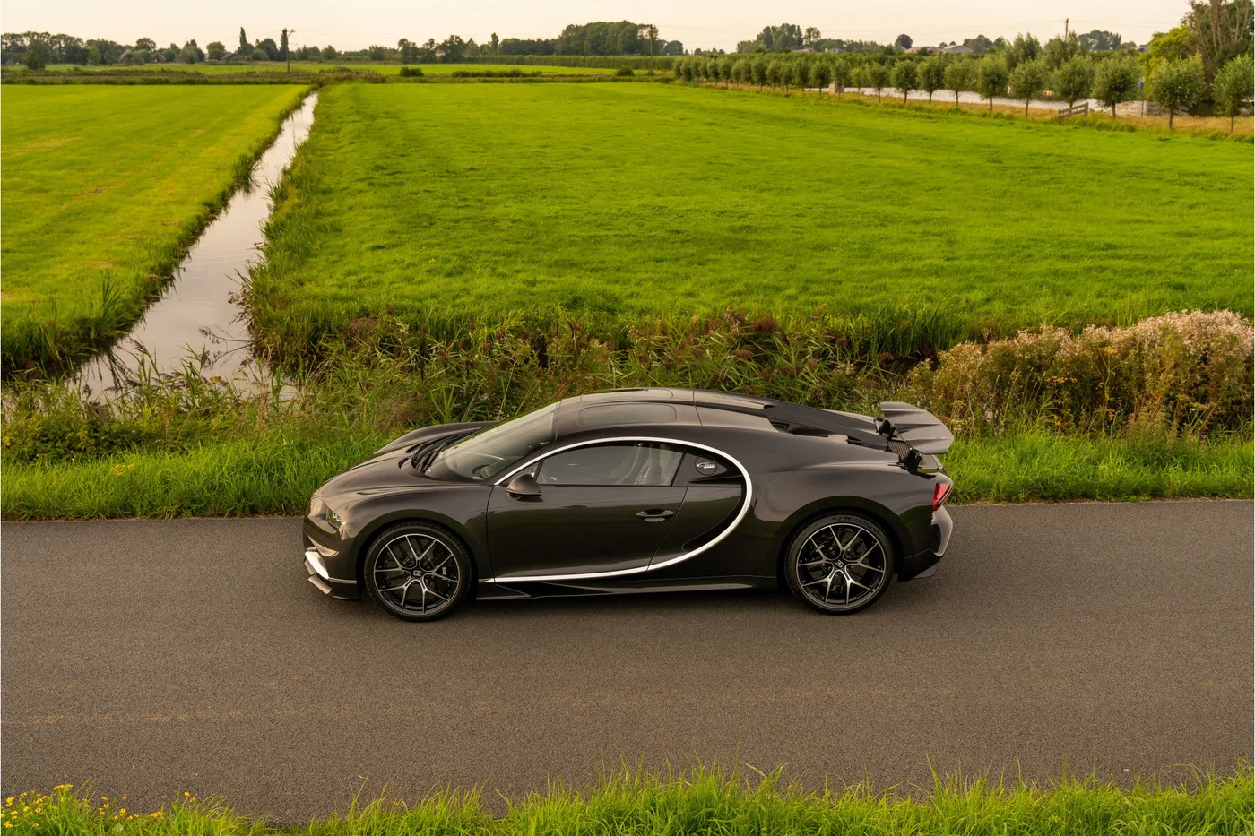 2021 Bugatti Chiron Sport offered by a supercar dealer in Woerden, Netherlands, photo 2 of 25