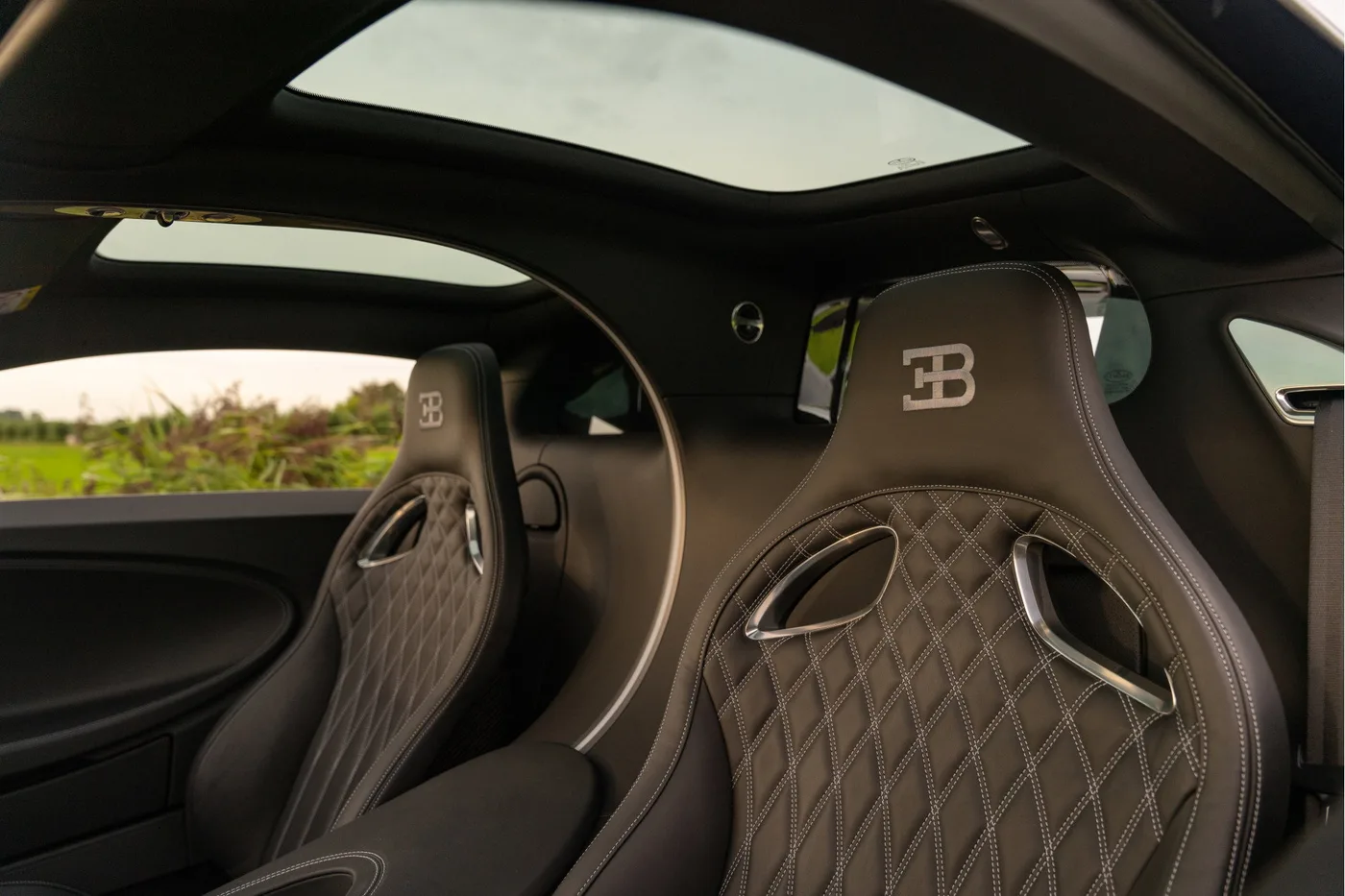 2021 Bugatti Chiron Sport offered by a supercar dealer in Woerden, Netherlands, photo 5 of 25