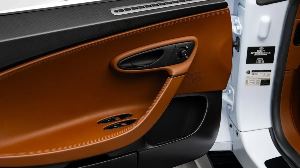 2021 Bugatti Chiron Sport angeboten von einem Fachhändler in Dubai, Vereinigte Arabische Emirate, Foto 11 von 25