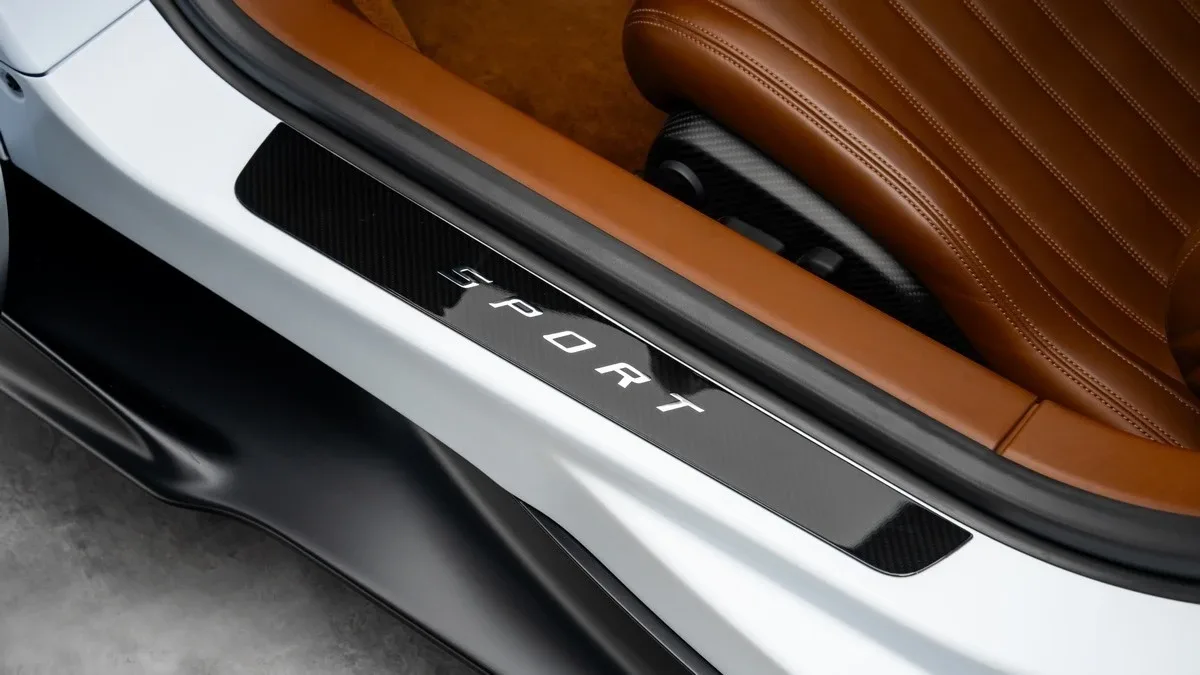 2021 Bugatti Chiron Sport angeboten von einem Fachhändler in Dubai, Vereinigte Arabische Emirate, Foto 12 von 25