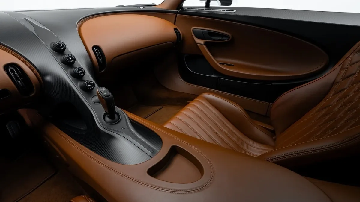 2021 Bugatti Chiron Sport angeboten von einem Fachhändler in Dubai, Vereinigte Arabische Emirate, Foto 15 von 25