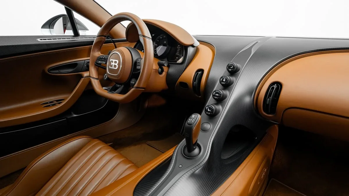 2021 Bugatti Chiron Sport angeboten von einem Fachhändler in Dubai, Vereinigte Arabische Emirate, Foto 16 von 25