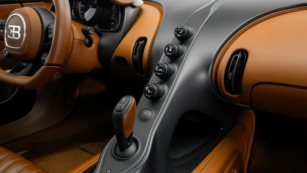 2021 Bugatti Chiron Sport angeboten von einem Fachhändler in Dubai, Vereinigte Arabische Emirate, Foto 17 von 25