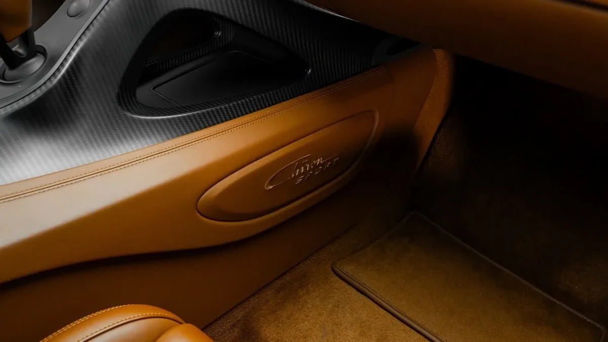 2021 Bugatti Chiron Sport angeboten von einem Fachhändler in Dubai, Vereinigte Arabische Emirate, Foto 18 von 25