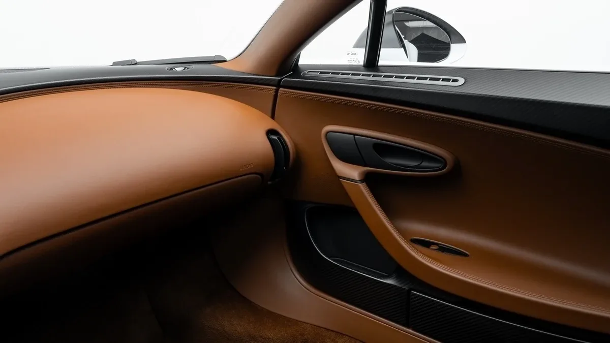 2021 Bugatti Chiron Sport angeboten von einem Fachhändler in Dubai, Vereinigte Arabische Emirate, Foto 20 von 25