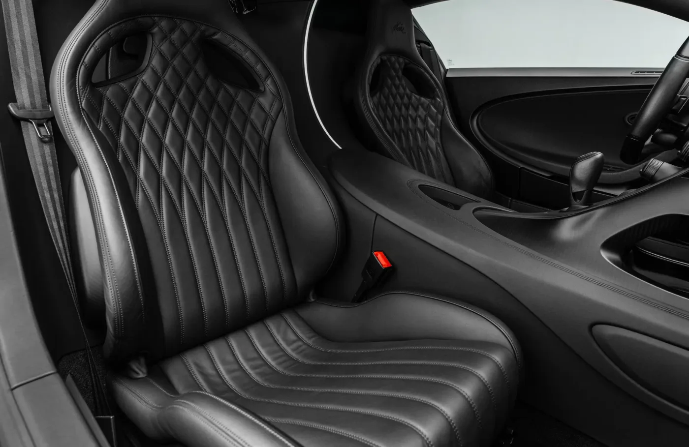 2021 Bugatti Chiron Sport angeboten von einem Fachhändler in Dubai, Vereinigte Arabische Emirate, Foto 7 von 10