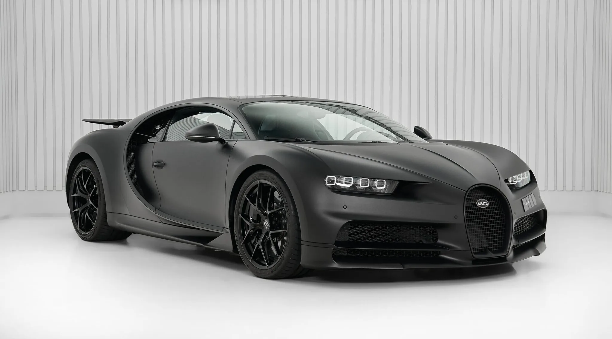 2021 Bugatti Chiron Sport proposée par un concessionnaire spécialisé à Dubai, Émirats arabes unis, photo principale