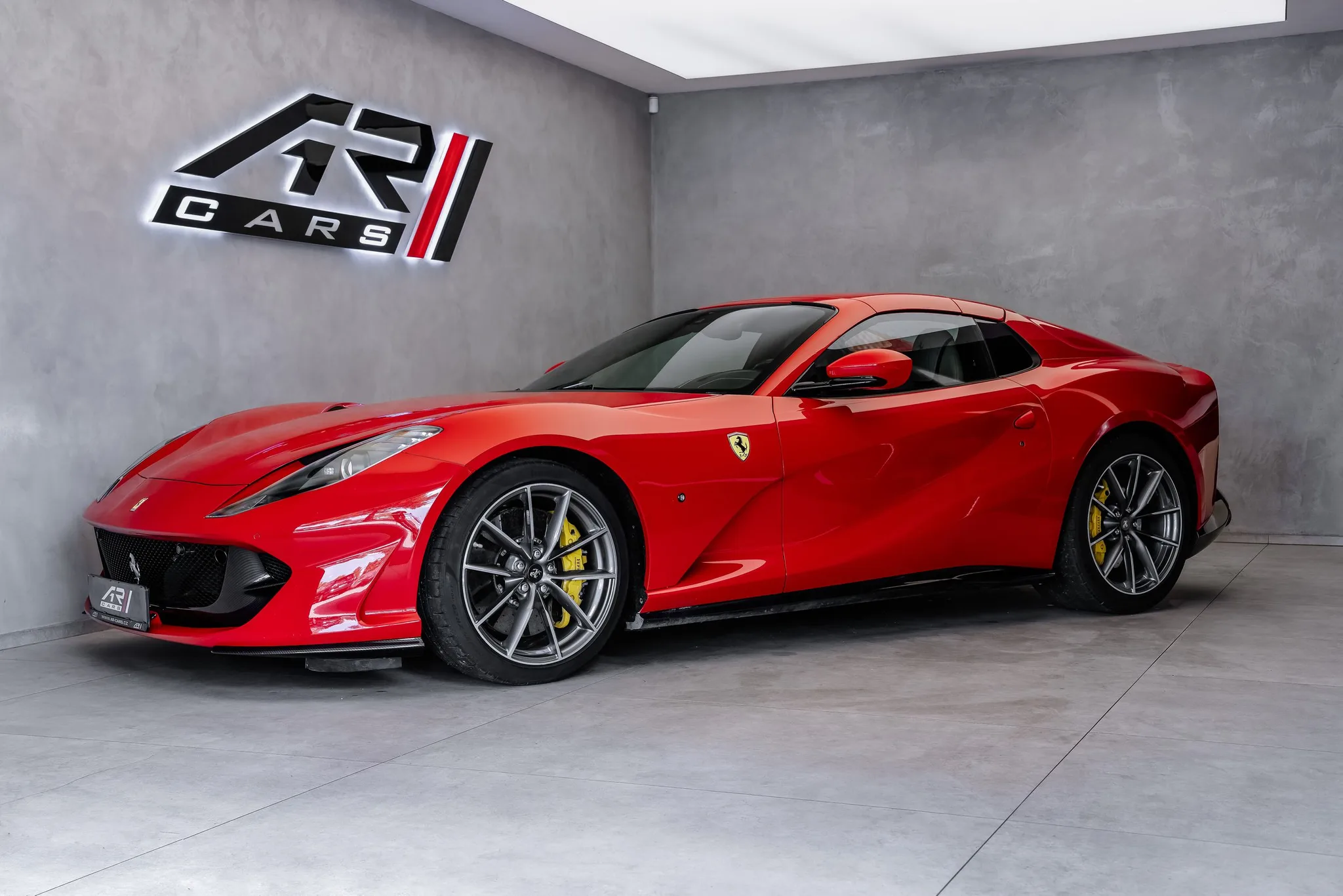 2021 Ferrari 812 GTS angeboten von einem Fachhändler in Ostrava, Tschechien, Hauptfoto