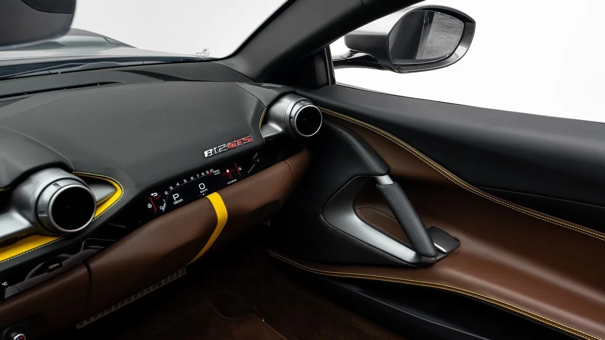 2021 Ferrari 812 GTS angeboten von einem Fachhändler in Dubai, Vereinigte Arabische Emirate, Foto 19 von 25
