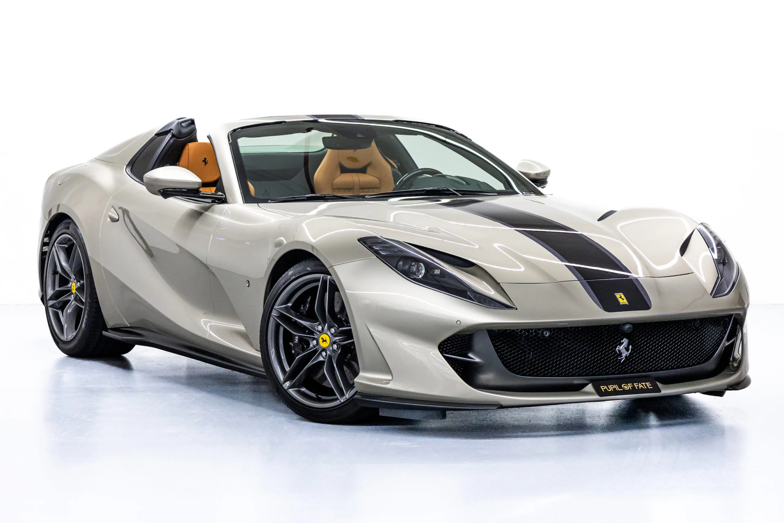 2021 Ferrari 812 GTS proposée par un concessionnaire spécialisé à Dubaï, Émirats arabes unis, photo principale