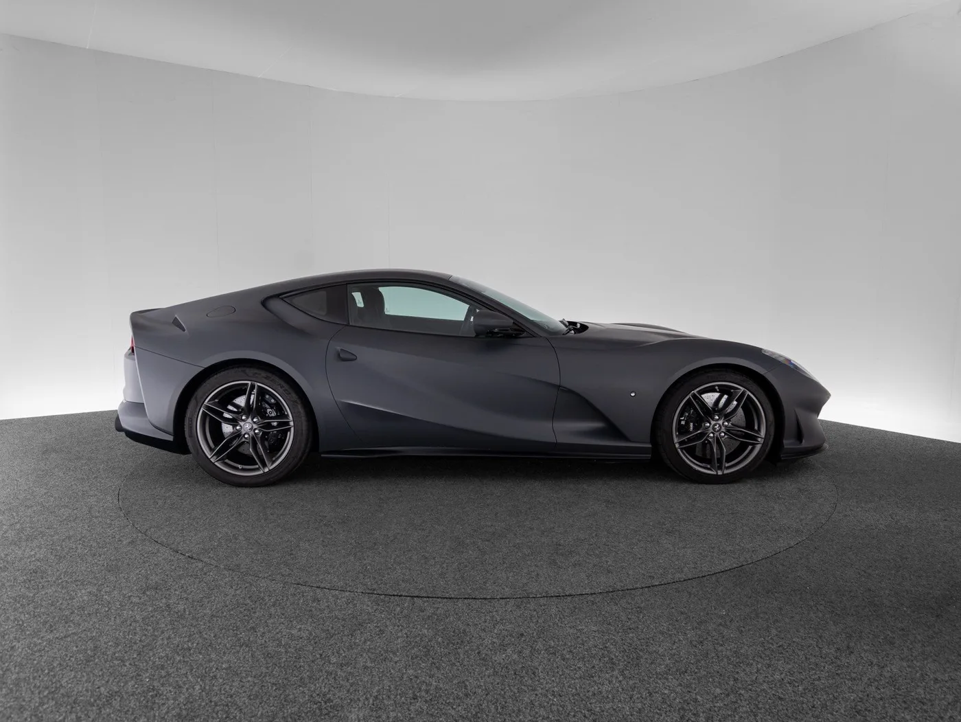 2021 Ferrari 812 Superfast offered by a specialist dealer in Singen, Germany, photo 3 of 15