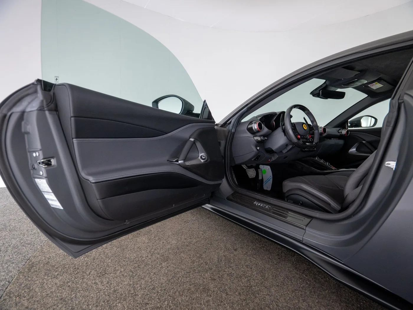 2021 Ferrari 812 Superfast offered by a specialist dealer in Singen, Germany, photo 13 of 15
