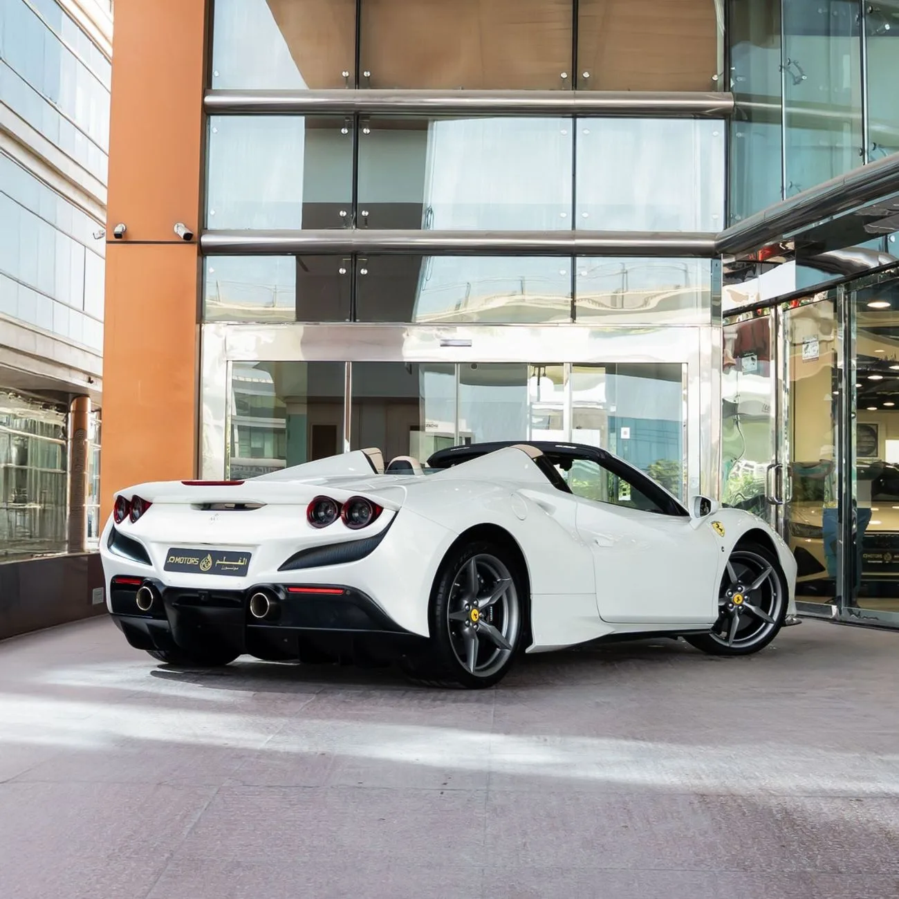2021 Ferrari F8 Spider angeboten von einem Fachhändler in Dubai, Vereinigte Arabische Emirate, Foto 2 von 16