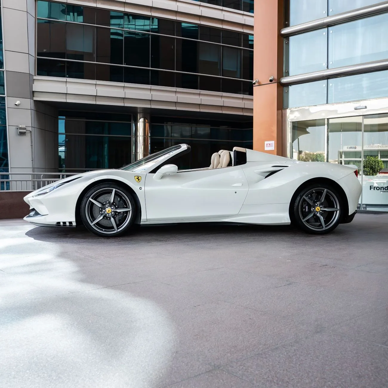 2021 Ferrari F8 Spider angeboten von einem Fachhändler in Dubai, Vereinigte Arabische Emirate, Foto 4 von 16
