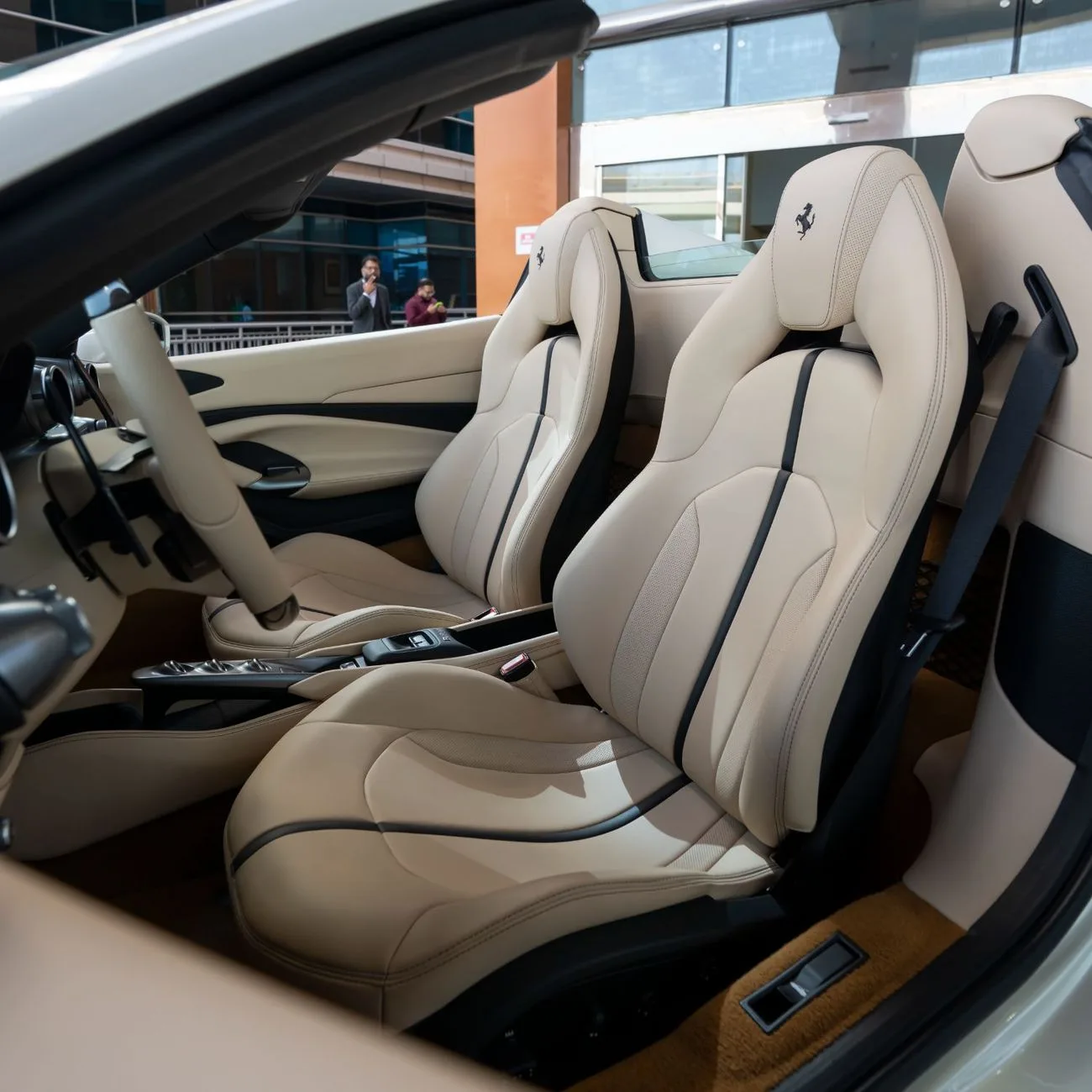 2021 Ferrari F8 Spider angeboten von einem Fachhändler in Dubai, Vereinigte Arabische Emirate, Foto 9 von 16