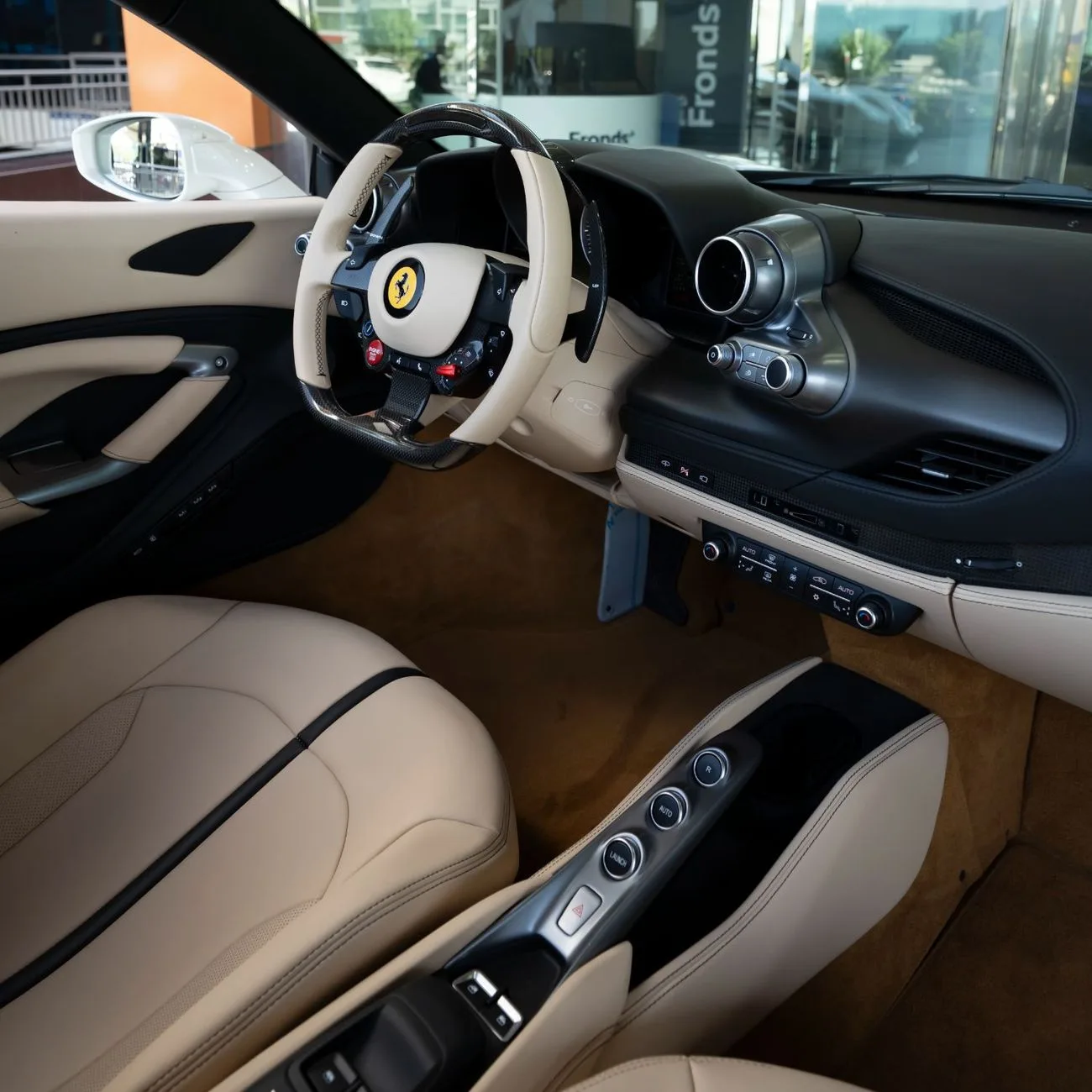 2021 Ferrari F8 Spider angeboten von einem Fachhändler in Dubai, Vereinigte Arabische Emirate, Foto 11 von 16
