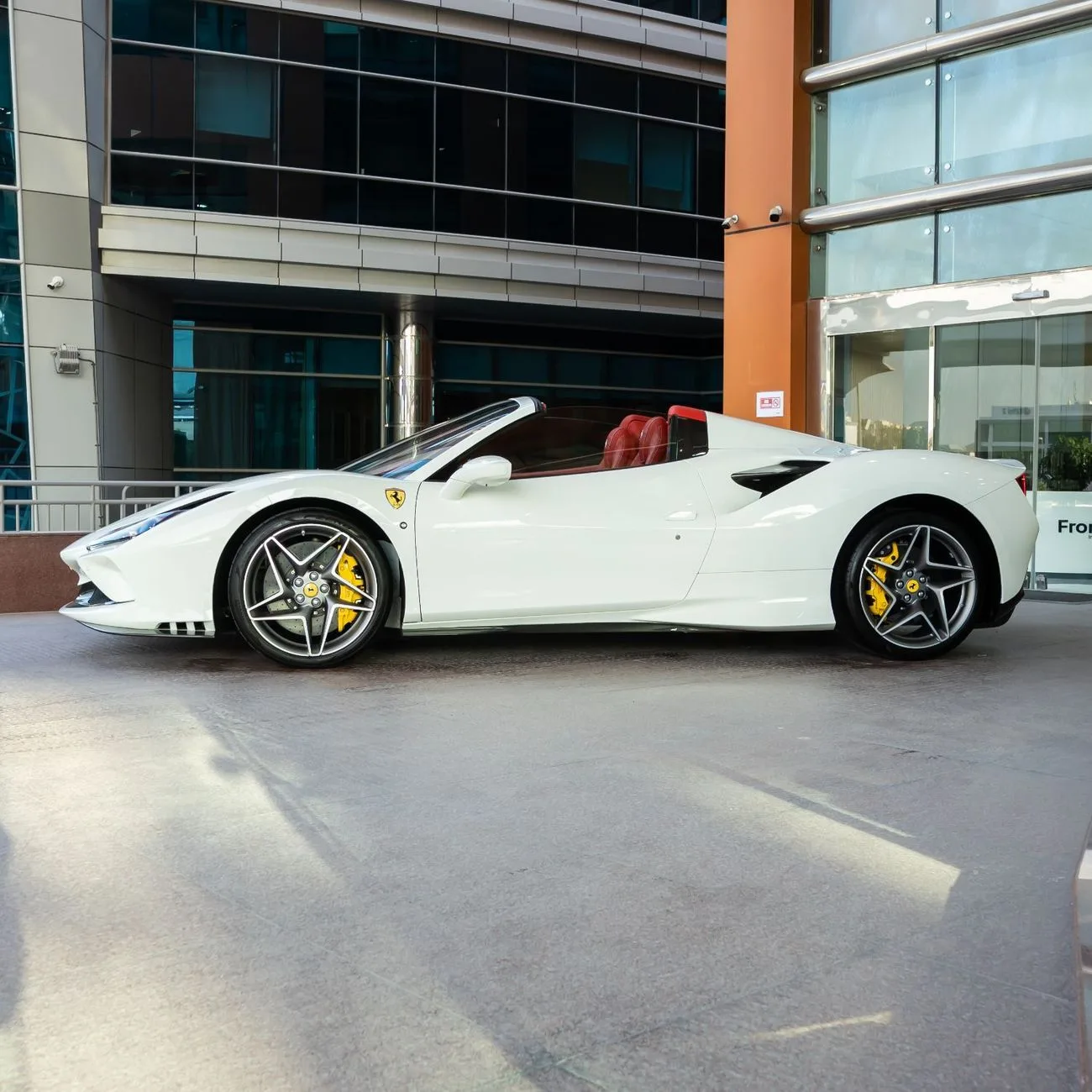 2021 Ferrari F8 Spider angeboten von einem Fachhändler in Dubai, Vereinigte Arabische Emirate, Foto 8 von 20