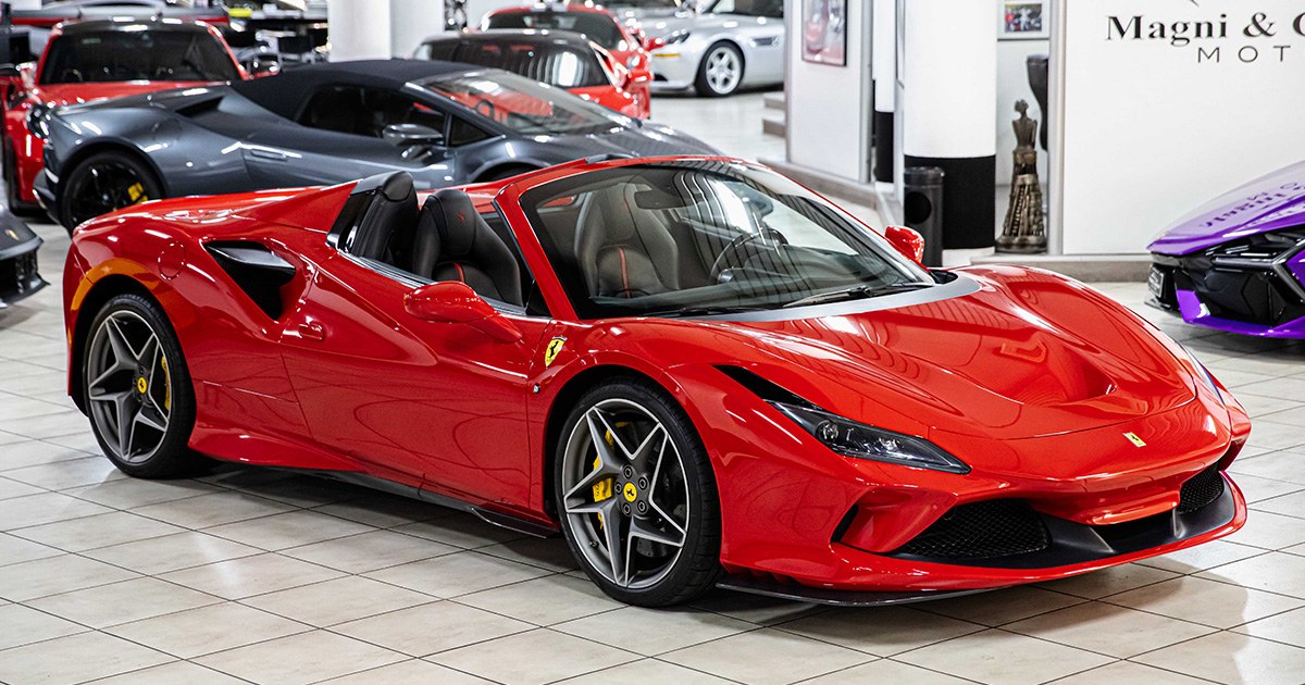 2021 Ferrari F8 Spider proposée par un concessionnaire spécialisé à Milan, Italie, photo principale