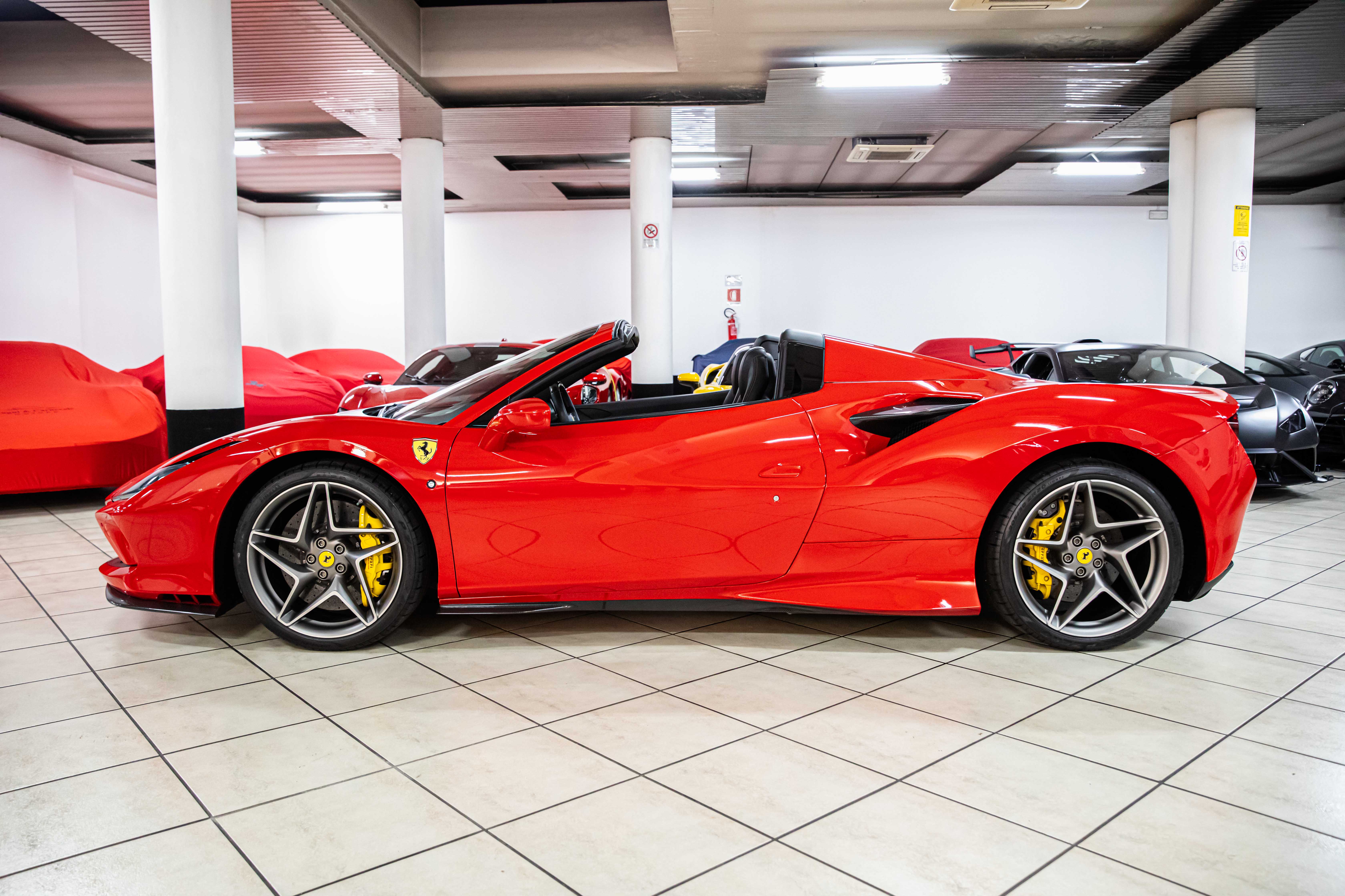 2021 Ferrari F8 Spider angeboten von einem Fachhändler in Milan, Italien, Foto 13 von 20