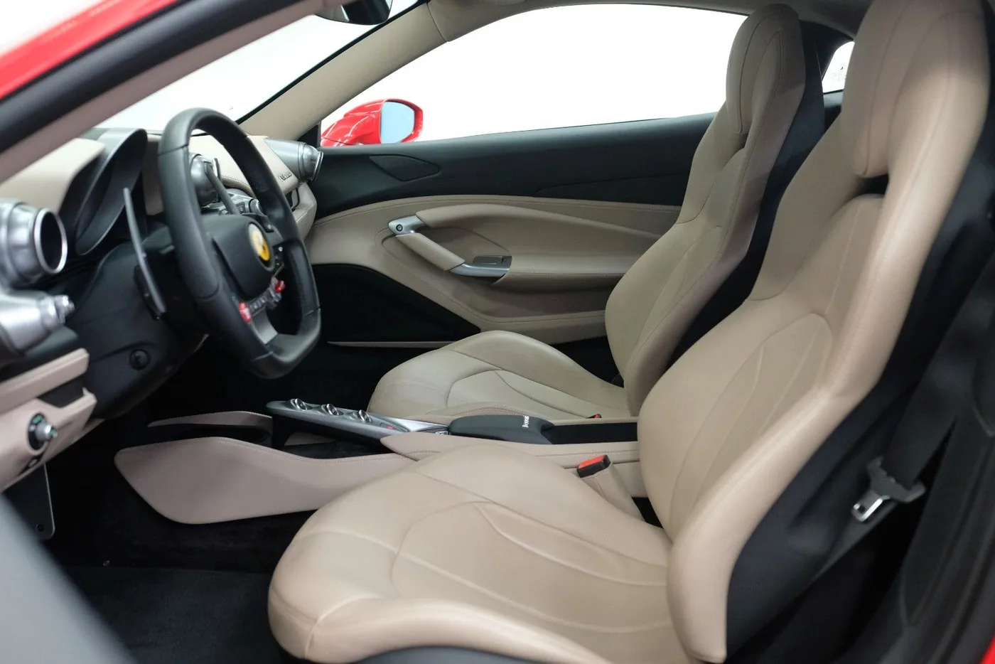 2021 Ferrari F8 Tributo offered by a specialist dealer in Nuremberg, Germany, photo 13 of 15