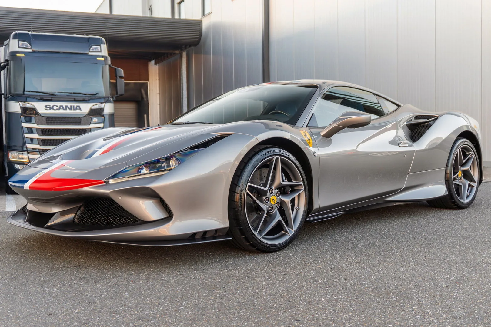 2021 Ferrari F8 Tributo angeboten von einem Supersportwagenhändler in Woerden, Niederlande, Hauptfoto