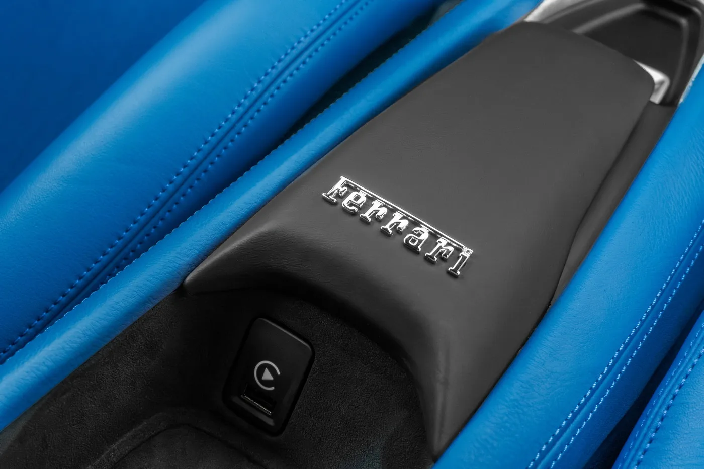 2021 Ferrari F8 Tributo angeboten von einem Supersportwagenhändler in Woerden, Niederlande, Foto 18 von 25