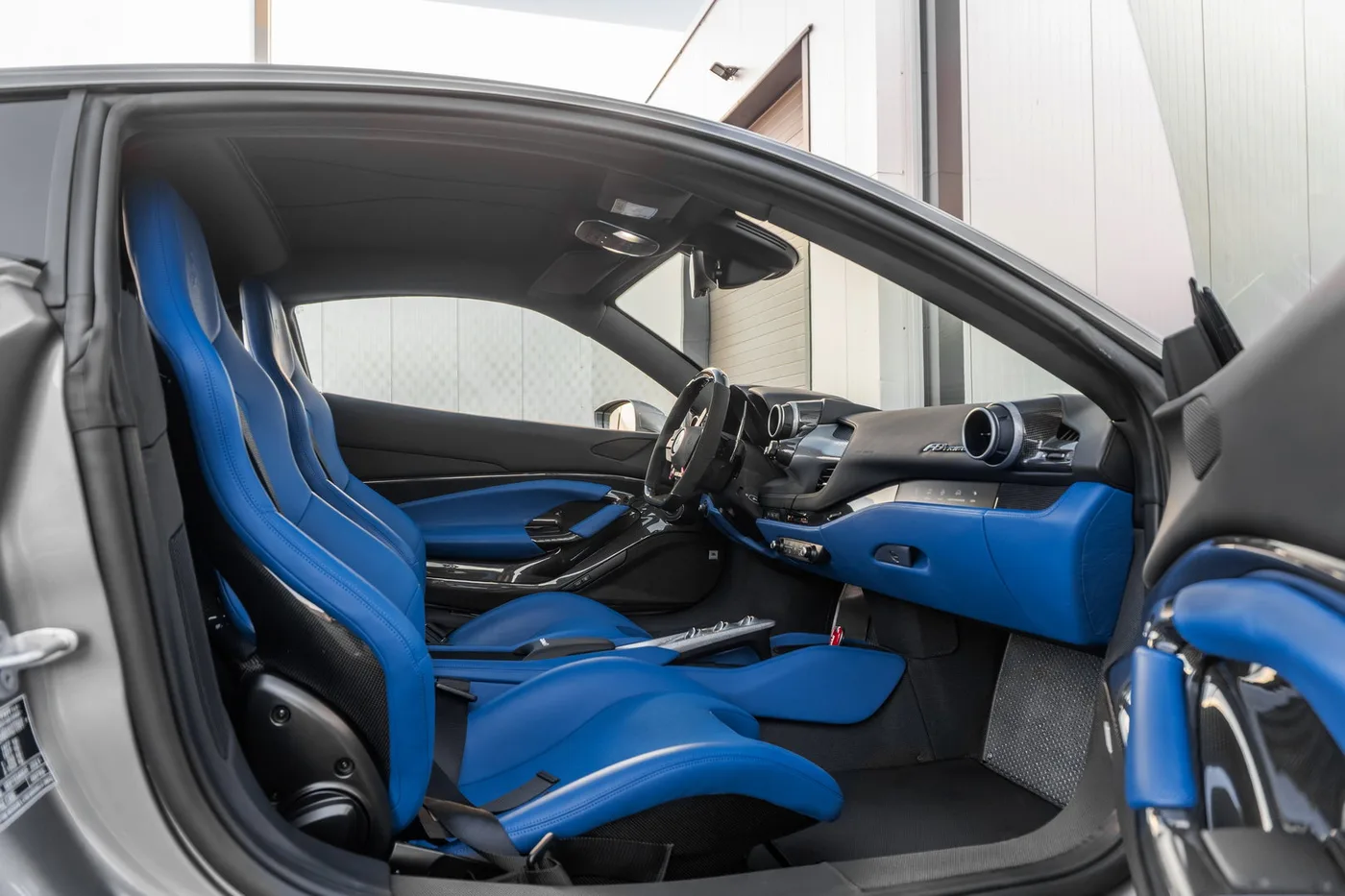 2021 Ferrari F8 Tributo angeboten von einem Supersportwagenhändler in Woerden, Niederlande, Foto 24 von 25