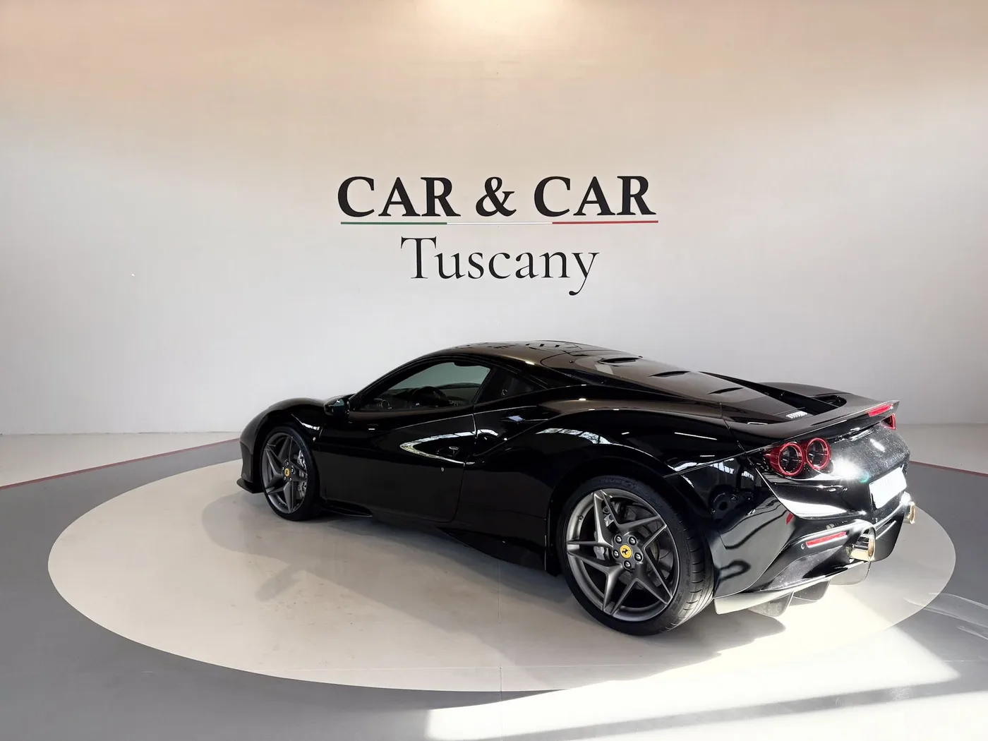 2021 Ferrari F8 Tributo proposée par un concessionnaire spécialisé à Lucca, Italie, photo 2 sur 25