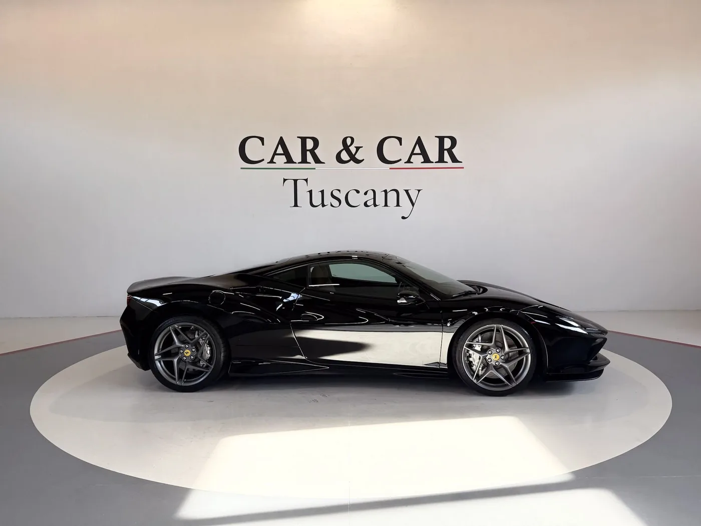 2021 Ferrari F8 Tributo proposée par un concessionnaire spécialisé à Lucca, Italie, photo 6 sur 25