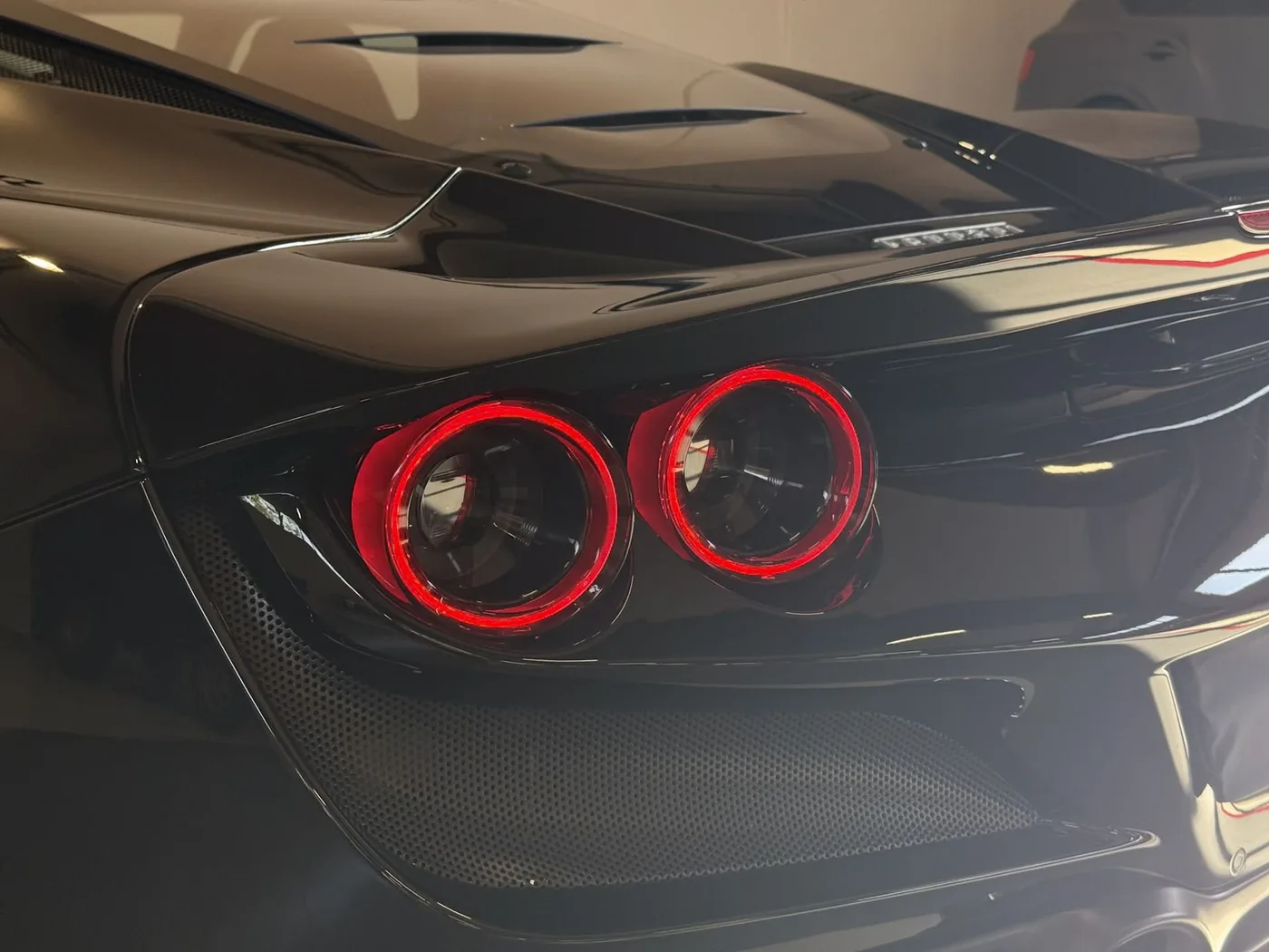 2021 Ferrari F8 Tributo proposée par un concessionnaire spécialisé à Lucca, Italie, photo 13 sur 25