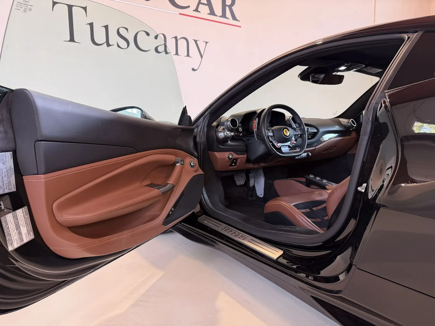 2021 Ferrari F8 Tributo proposée par un concessionnaire spécialisé à Lucca, Italie, photo 14 sur 25