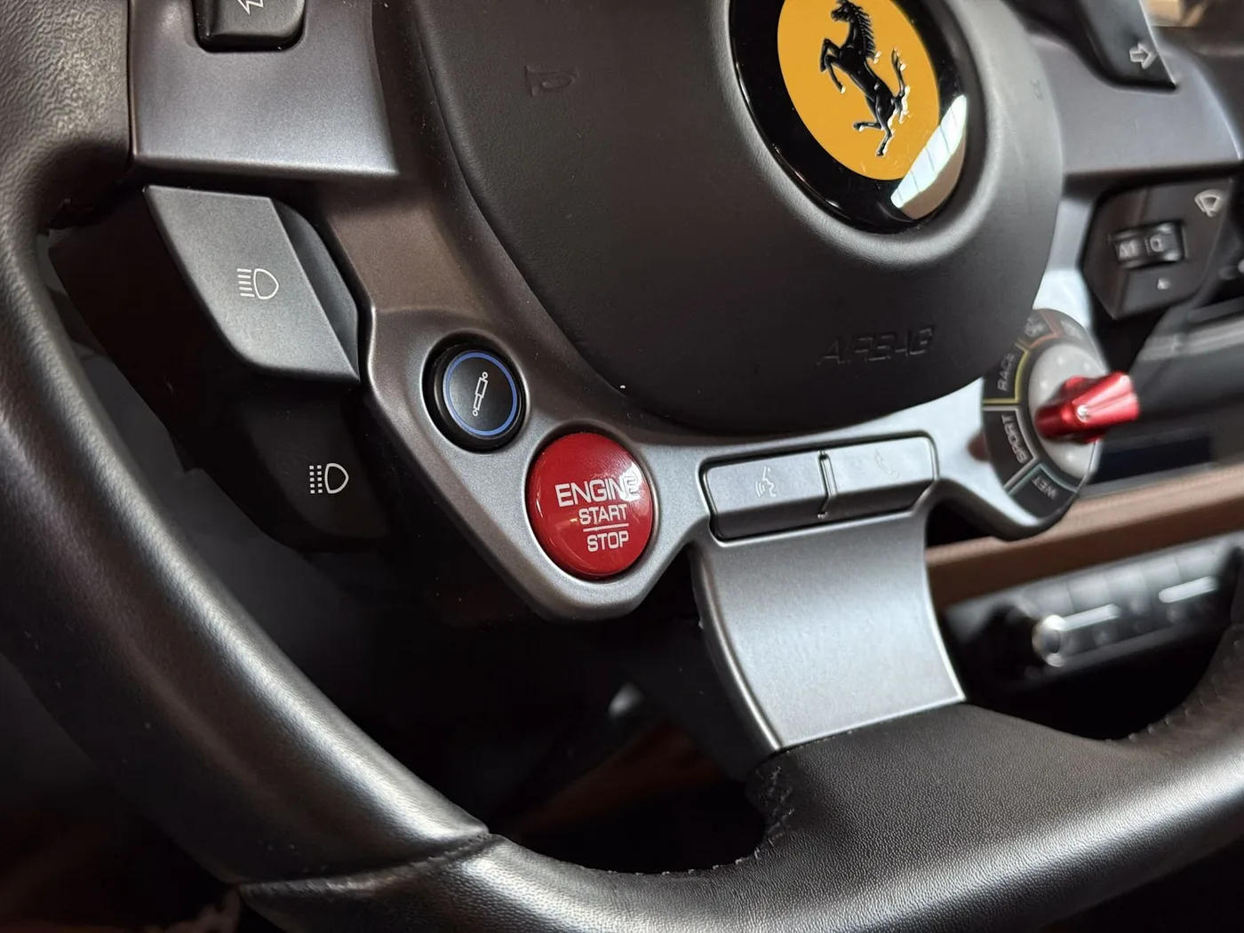2021 Ferrari F8 Tributo proposée par un concessionnaire spécialisé à Lucca, Italie, photo 19 sur 25