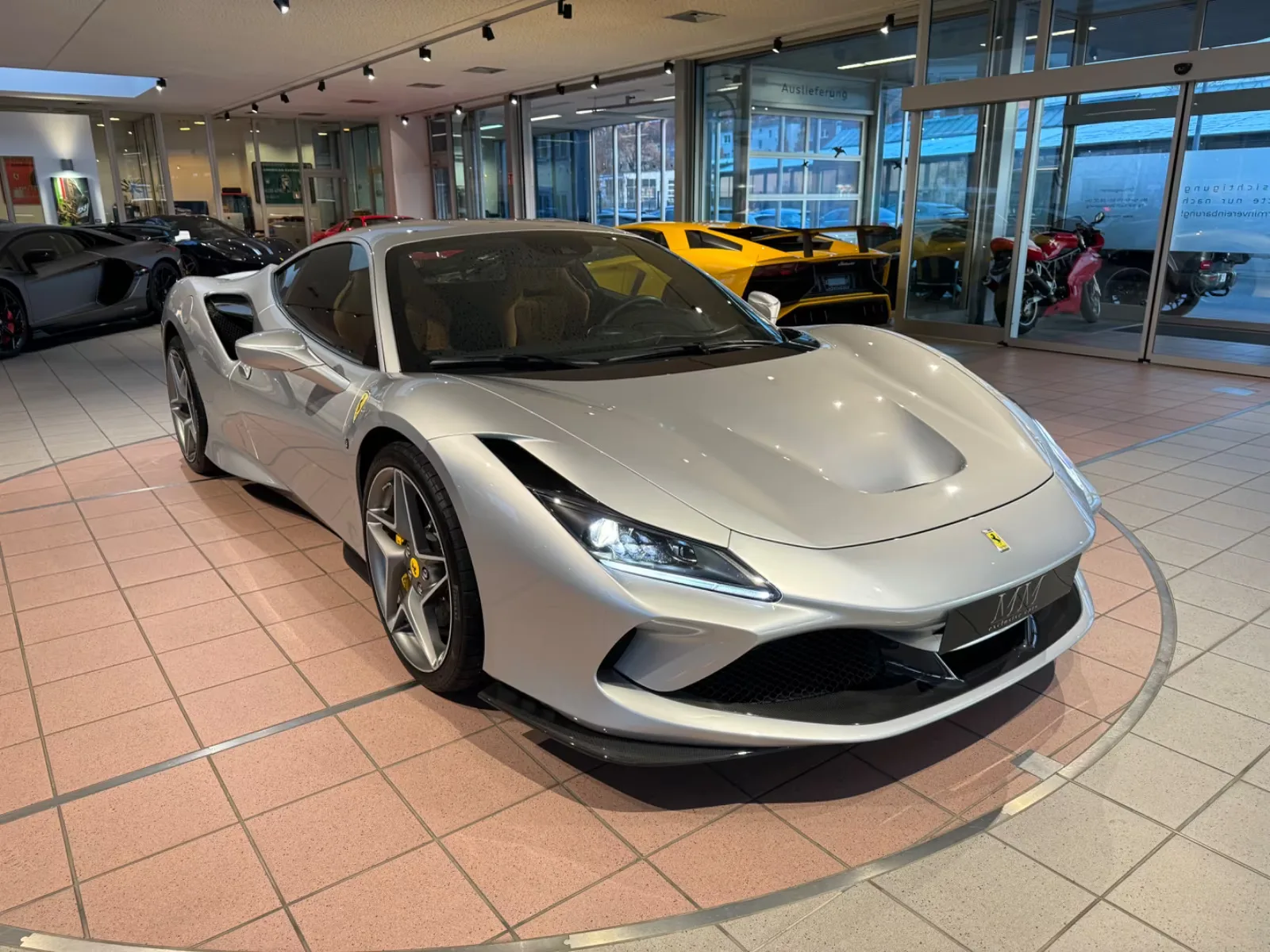 2021 Ferrari F8 Tributo proposée par un concessionnaire spécialisé à Hannover, Allemagne, photo principale