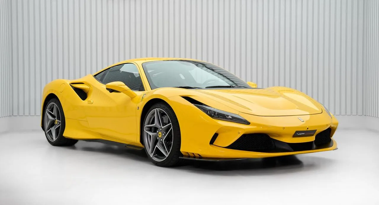 2021 Ferrari F8 Tributo proposée par un concessionnaire spécialisé à Dubaï, Émirats arabes unis, photo principale