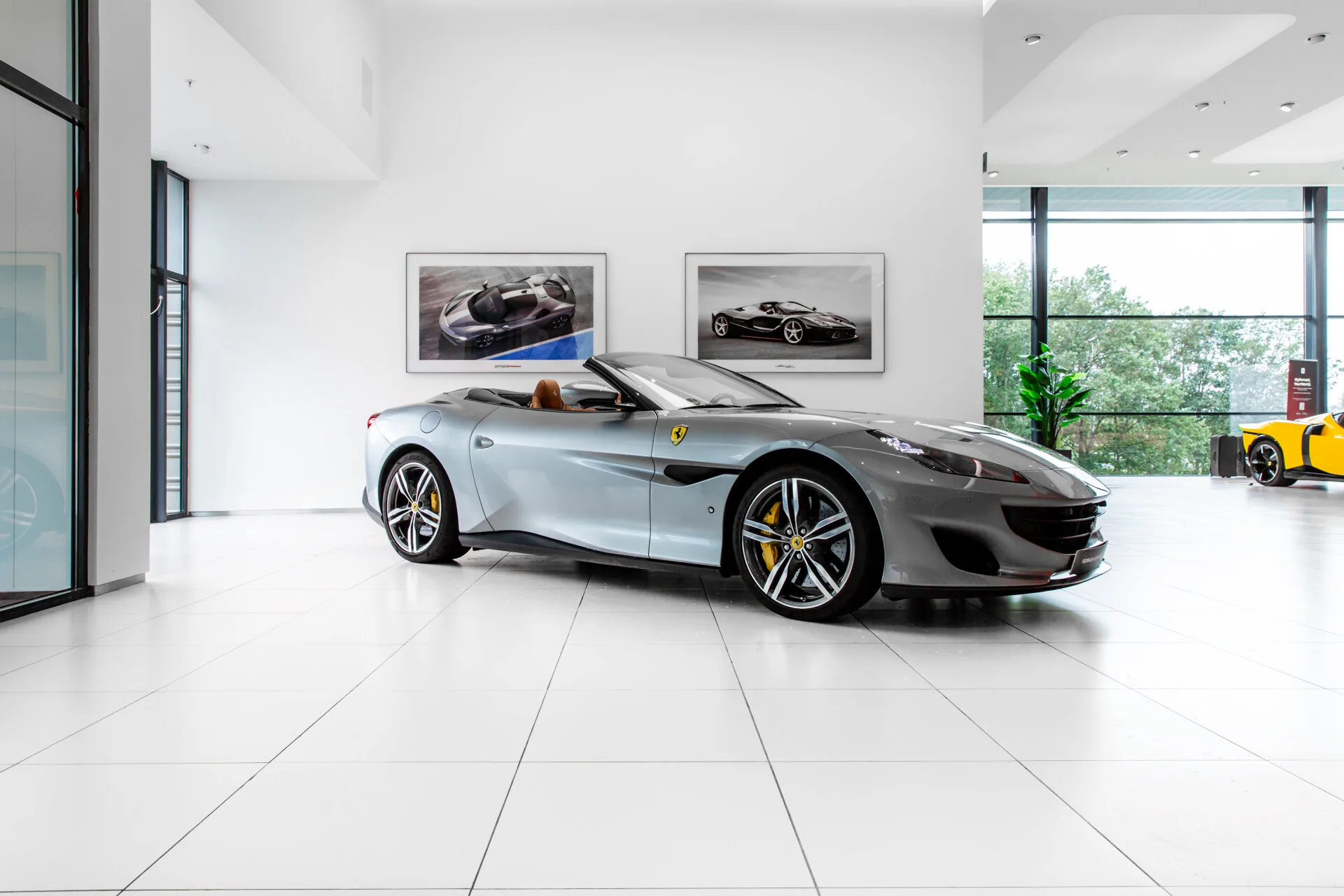 2021 Ferrari Portofino en un concesionario especializado de Hengelo, Países Bajos, foto principal