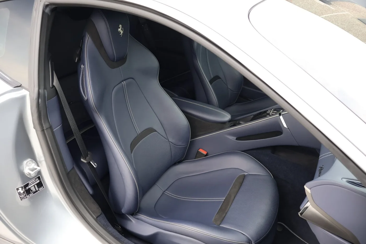 2021 Ferrari Roma offered by a supercar dealer in Zibido San Giacomo, Italy, photo 11 of 19