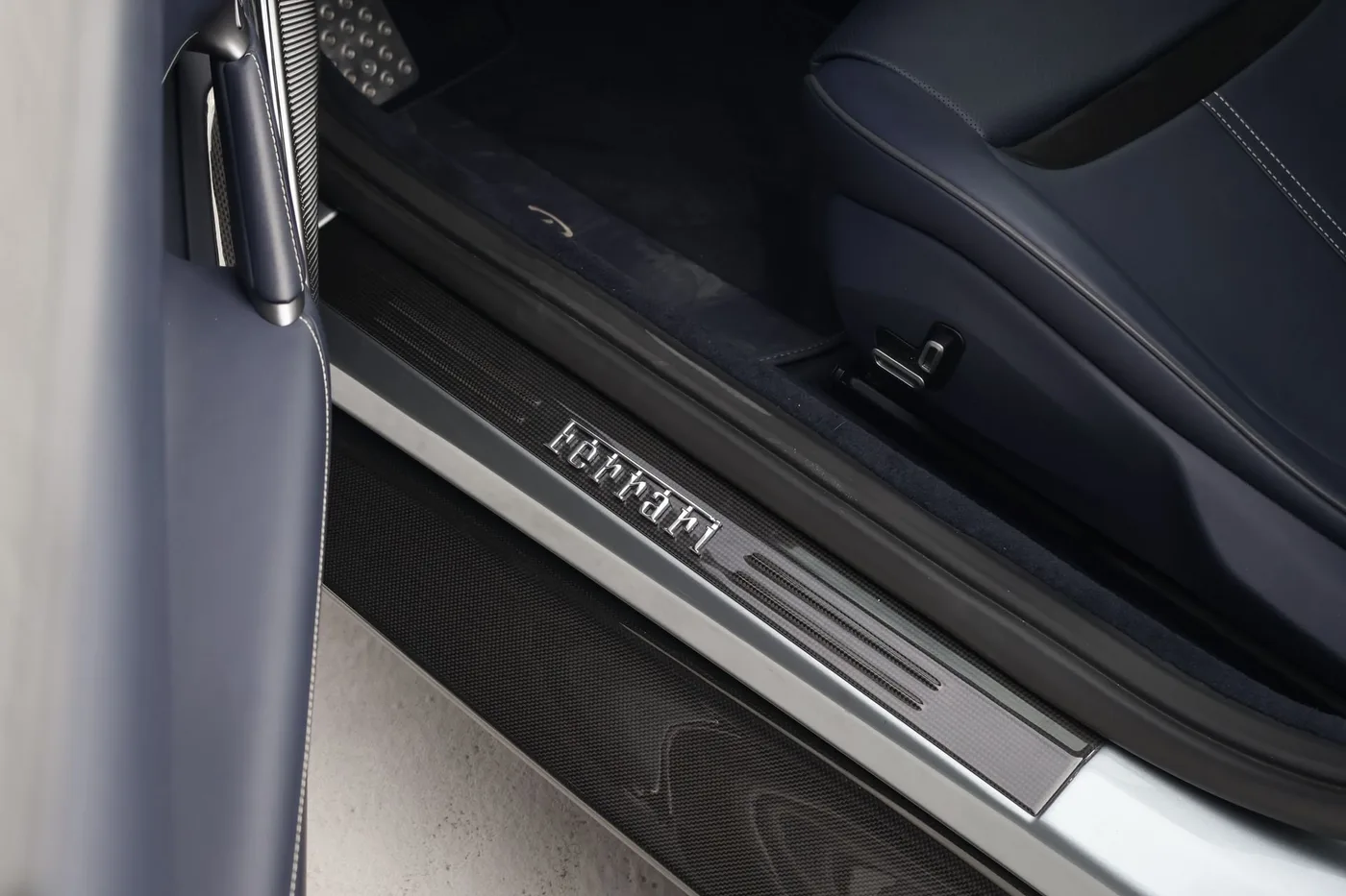 2021 Ferrari Roma offered by a supercar dealer in Zibido San Giacomo, Italy, photo 14 of 19