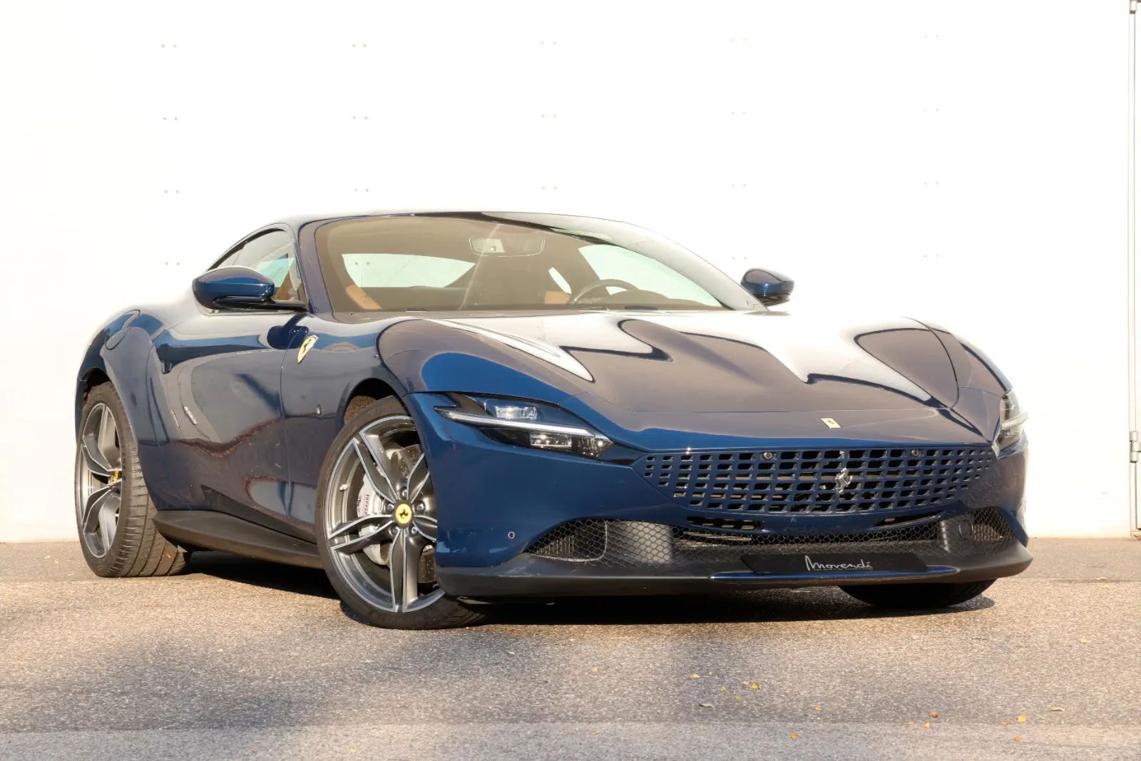 2021 Ferrari Roma en un concesionario especializado de Düsseldorf, Alemania, foto principal